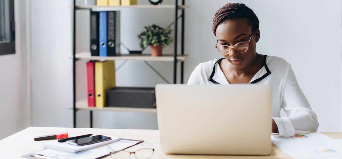 pharma professional using virtual advisory board